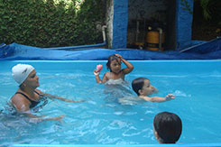 Os alunos sempre acompanhados em nossa piscina.